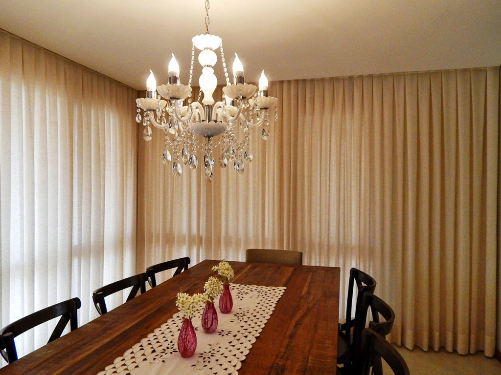 Cortina de linho sintético em sala de jantar | Projeto: Tatit Feyh Arquitetura.
